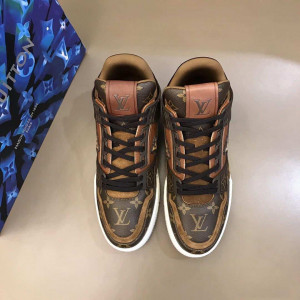 LOUIS VUITTON TRAINER SNEAKER - LV209