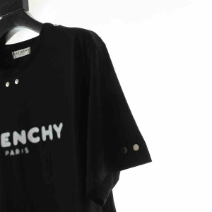 Givenchy T-Shirt With Metallic Details - GVS06