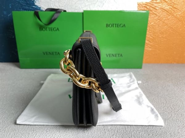 BOTTEGA VENETA WONMEN'S MOUNT IN BLACK - WBV14