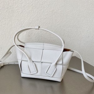 BOTTEGA VENETA WOMEN'S ARCO IN WHITE - WBV30