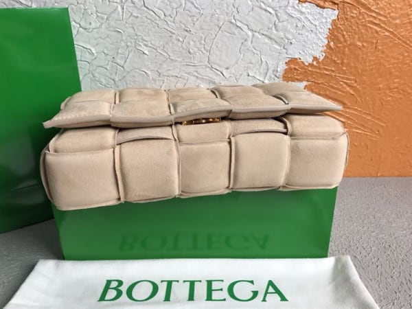 BOTTEGA VENETA WOMEN'S CHAIN CASSETTE IN PORRIDGE - WBV01