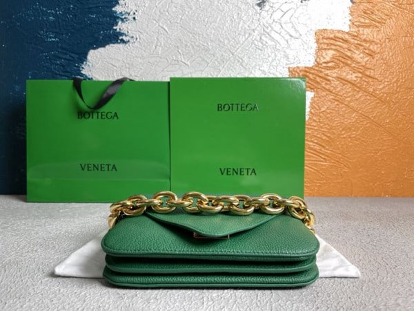 BOTTEGA VENETA WONMEN'S MOUNT IN JUNGLE - WBV17