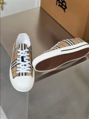 BURBERRY LOW-TOP SNEAKERS - BBR114