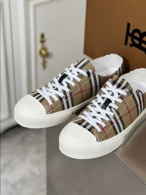 BURBERRY LOW-TOP SNEAKERS - BBR114