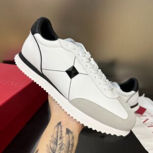 STUD AROUND LOW-TOP CALFSKIN AND NAPPA LEATHER SNEAKER - VLS006