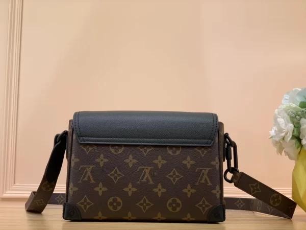 LOUIS VUITTON STEAMER WEARABLE WALLET - WLM582