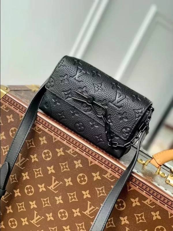 LOUIS VUITTON STEAMER WEARABLE WALLET - WLM583