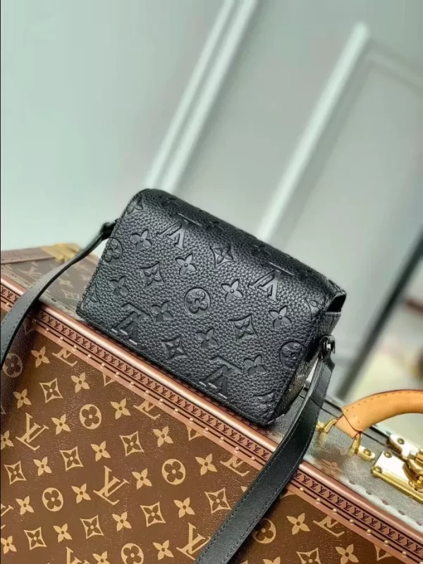 LOUIS VUITTON STEAMER WEARABLE WALLET - WLM583