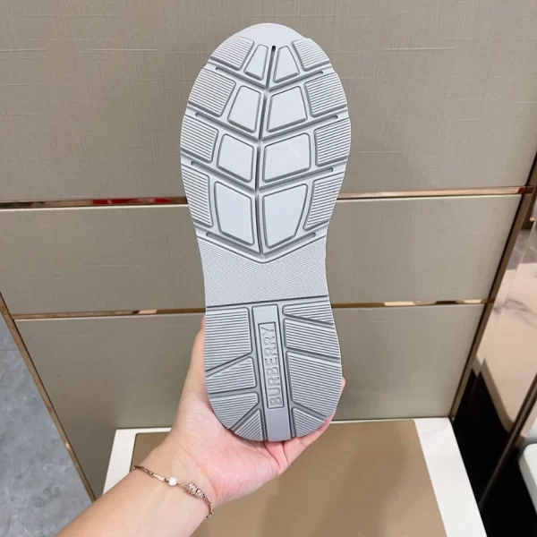 BURBERRY LOW-TOP SNEAKERS - BBR118