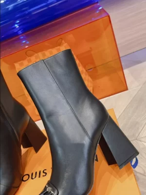 LOUIS VUITTON SHAKE ANKLE BOOT - WLS020