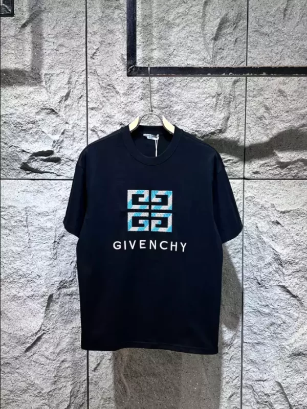 Givenchy T-shirt - GVS40