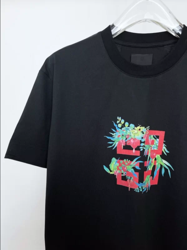 Givenchy T-shirt - GVS42