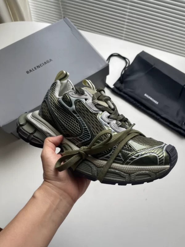 BALENCIAGA MEN'S 3XL SNEAKER - BB215