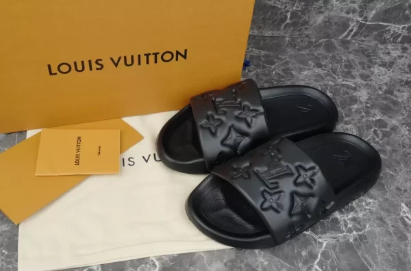 LOUIS VUITTON WATERFRONT MULE - LSVT141