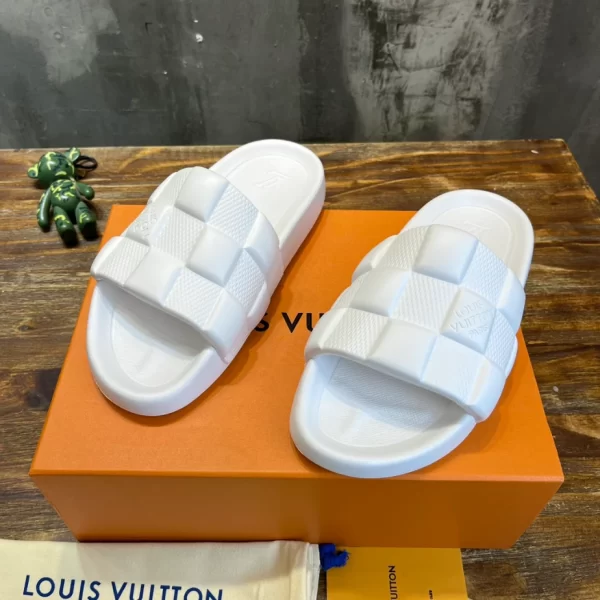 LOUIS VUITTON WATERFRONT MULE - LSVT144