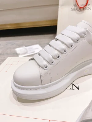 ALEXANDER MCQUEEN OVERSIZED SNEAKER - AM60