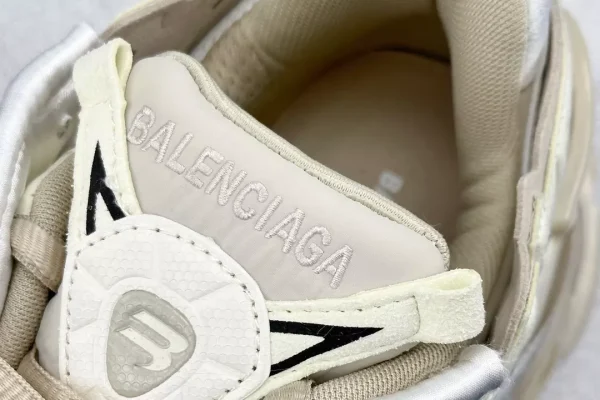 BALENCIAGA MEN'S RUNNER SNEAKER IN BEIGE - BB228