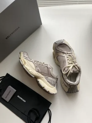 BALENCIAGA MEN'S STAPLER SNEAKER IN BEIGEGREY - BB221