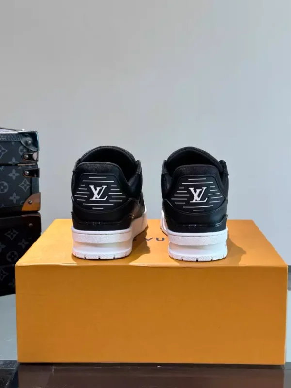 LOUIS VUITTON TRAINER SNEAKERS – LSVT391